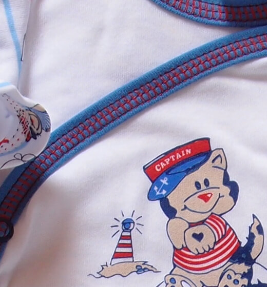 Poły ubranka w wersji kopertowej dla niemowlaka